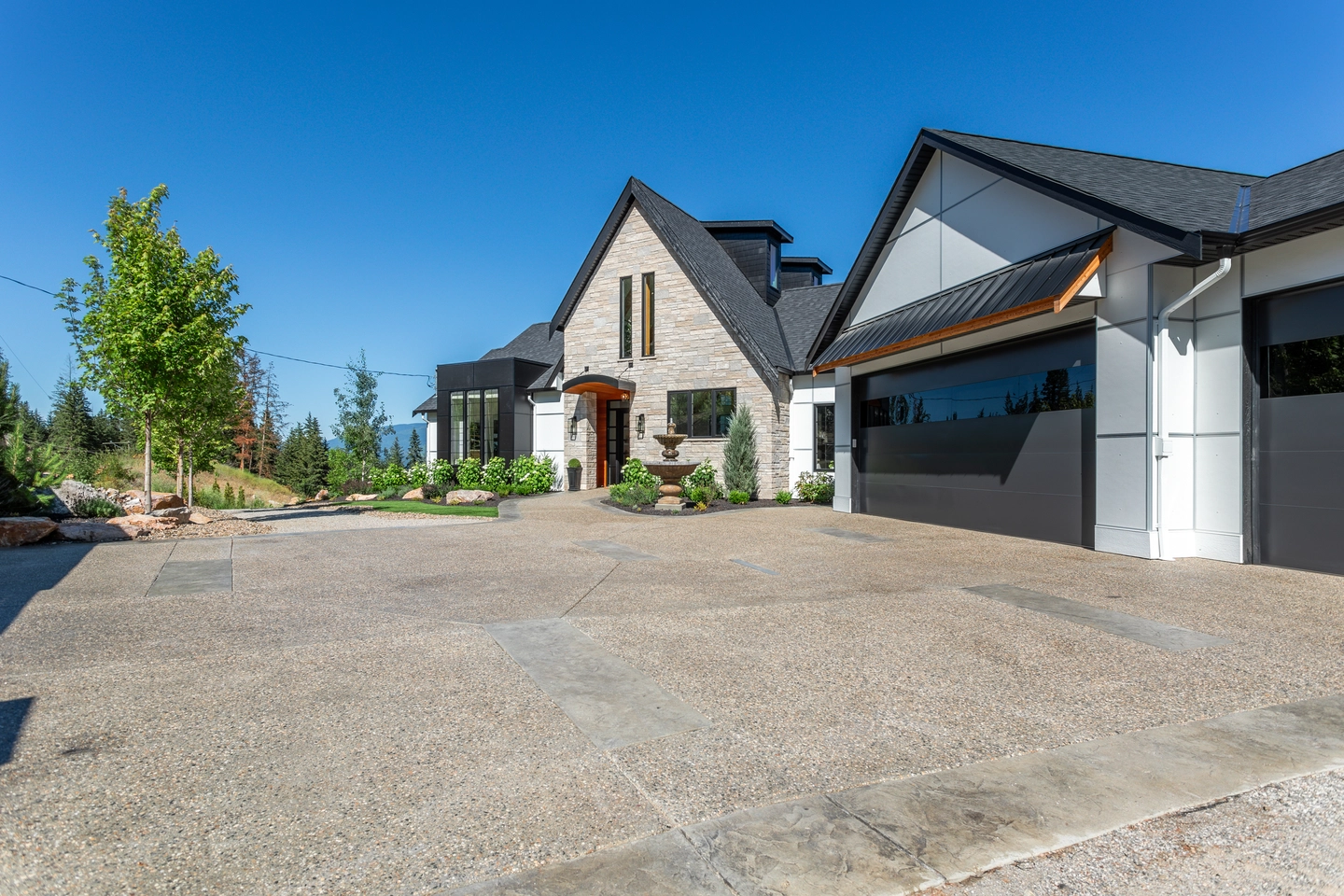 Twin Lakes Road Driveway and Entrance